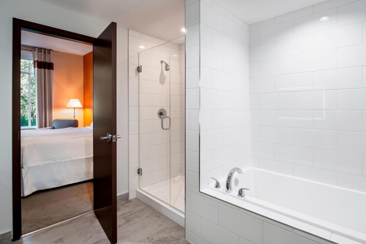 Four Points By Sheraton Grande Prairie Bagian luar foto