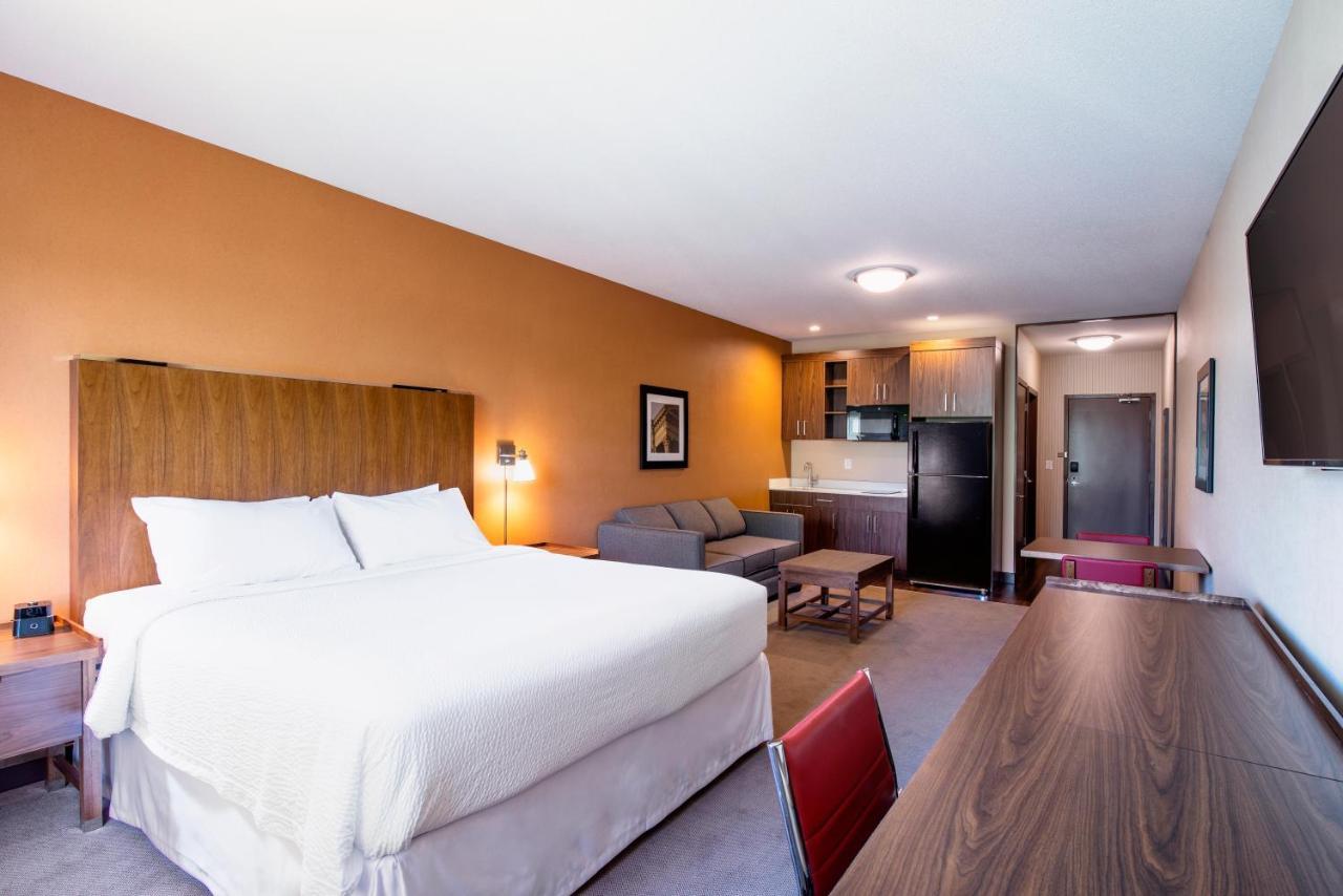 Four Points By Sheraton Grande Prairie Bagian luar foto
