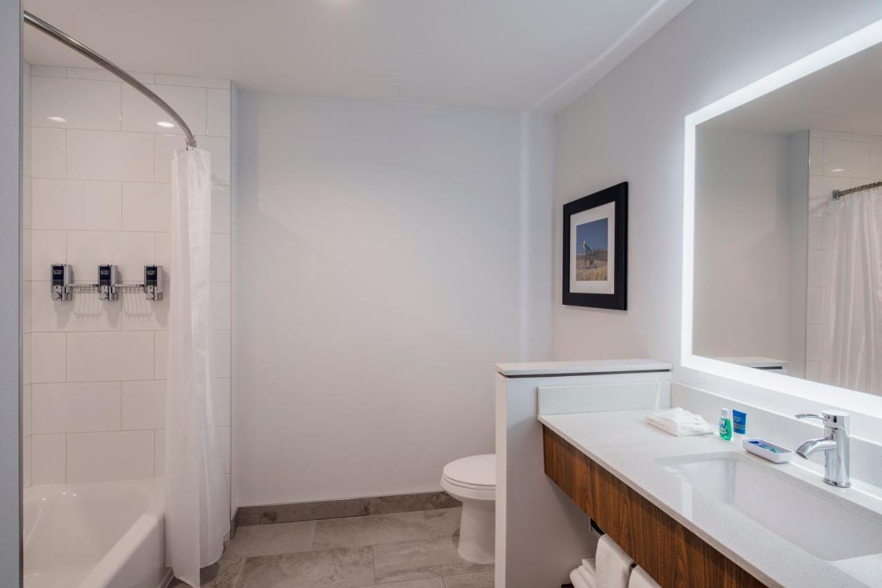 Four Points By Sheraton Grande Prairie Bagian luar foto