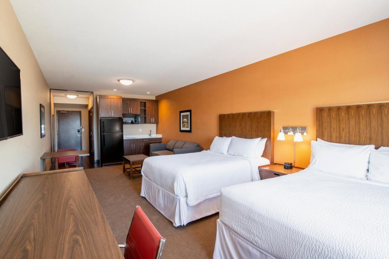 Four Points By Sheraton Grande Prairie Bagian luar foto