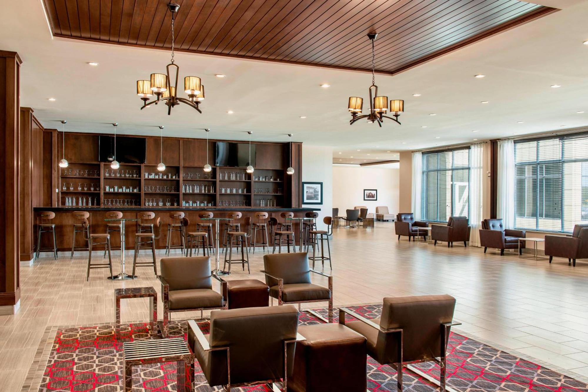 Four Points By Sheraton Grande Prairie Bagian luar foto